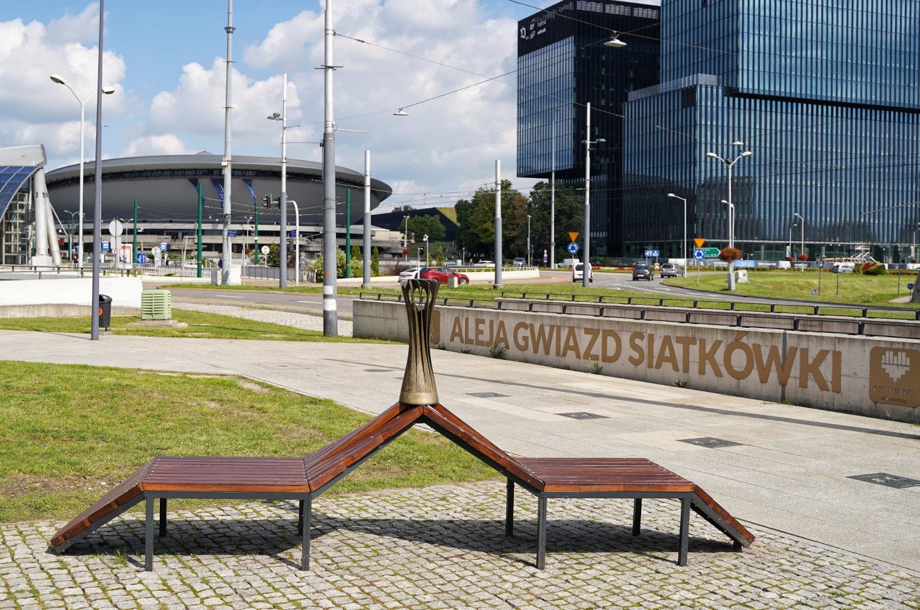 Aleja Gwiazd Siatkówki ponownie wyróżniła postaci związane z dyscypliną, odsłaniając odciski dłoni tuż obok Spodka.