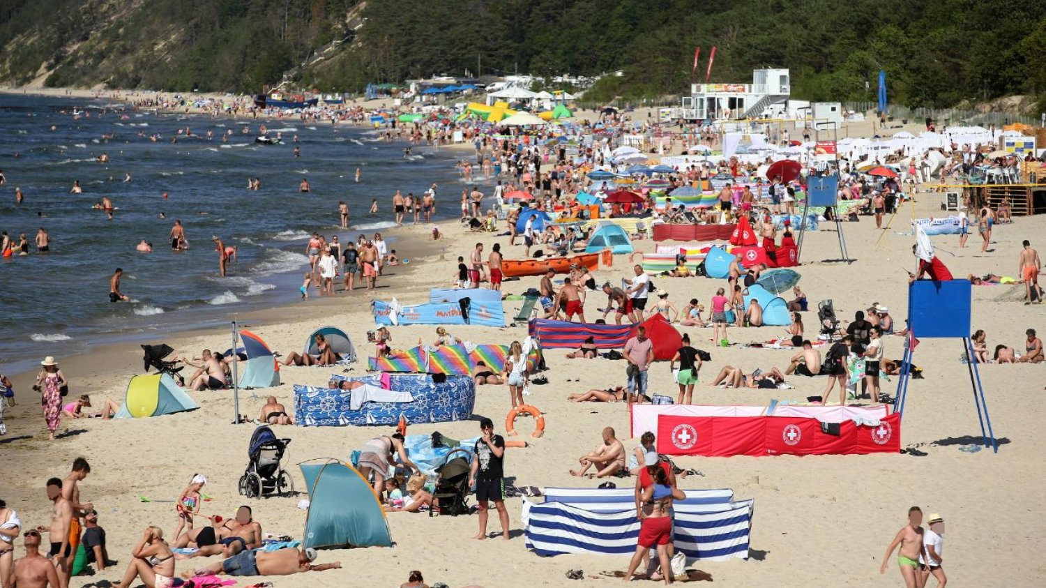 Fala upałów nad Polską. A nagle na plażach pojawił się najgorszy widok Nadejdzie upał, ludzie wyjdą na polskie plaże, a tam czerwone flagi. Już się zaczęło