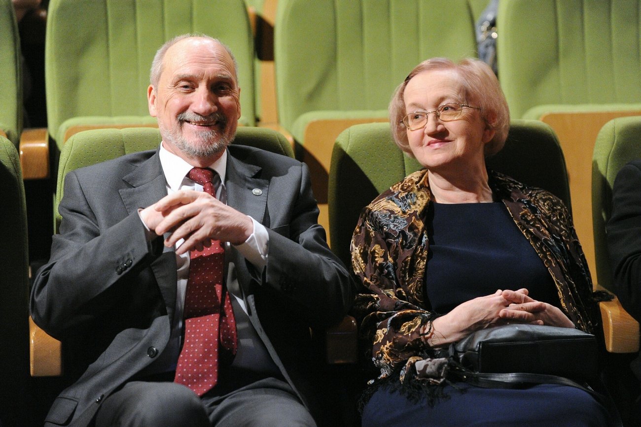 Antoni Macierewicz z żoną Hanną Natora-Macierewicz. Antoni Macierewicz z żoną Hanną Natora-Macierewicz.