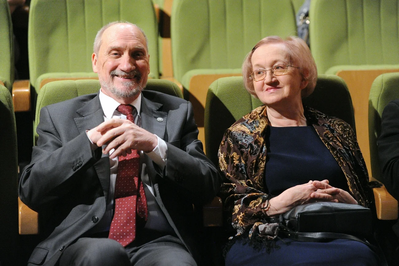 Antoni Macierewicz z żoną Hanną Natora-Macierewicz. Antoni Macierewicz z żoną Hanną Natora-Macierewicz.
