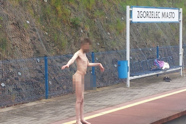 "Baletmistrz" ze Zgorzelca zatańczył "Jezioro Łabędzie" na dworcu.