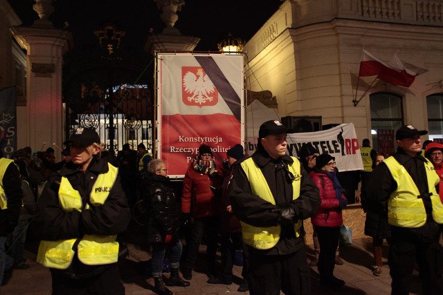 PiS chwali policję za obronę miesięcznicy smoleńskiej.