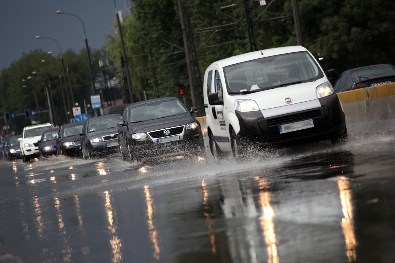 Prawidłowa jazda autem w deszczu