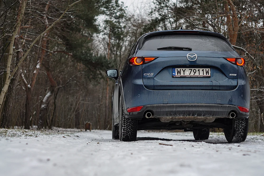 Mazda CX-5 poradzi sobie w terenie. Oczywiście bardzo umiarkowanym. To auto na asfalt, ale z dużym prześwitem.