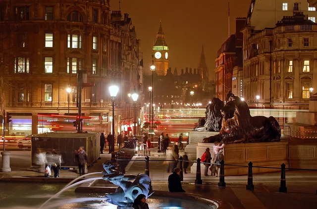 Trafalgar square w Londynie jest jednym z centralnych miejsc, gdzie co wieczór rozkręca się nocne życie miasta.