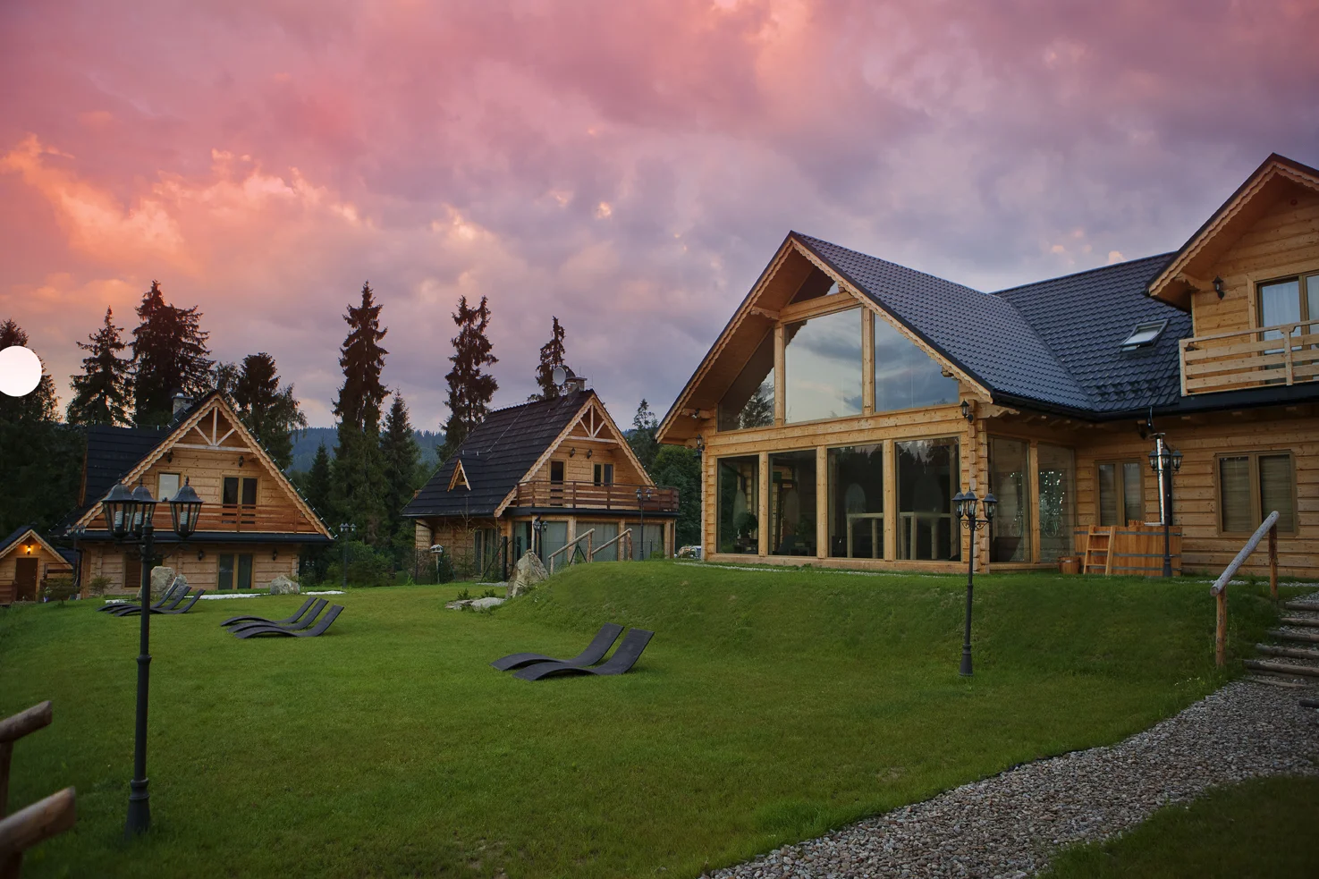 Hotel to kompleks częściowo połączonych ze sobą willi, w których architekturze „styl zakopiański” pogrywa – ze świetnym skutkiem – z modernizmem.