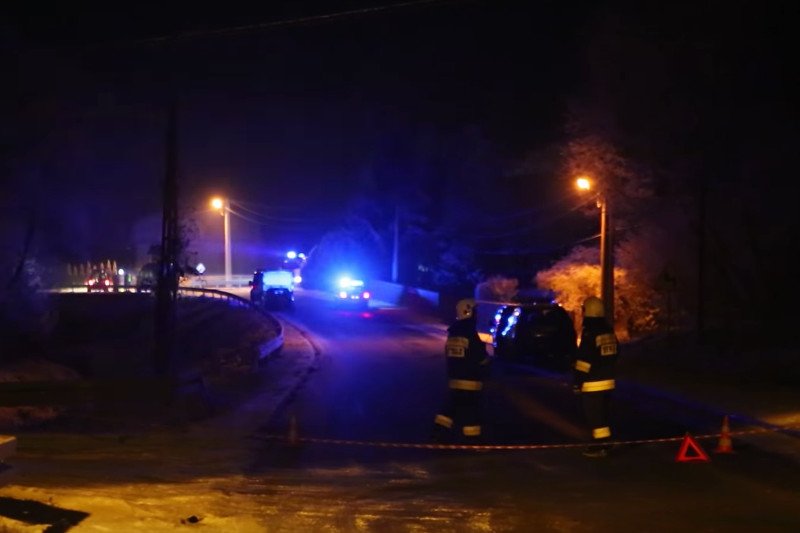 Policja dokonała makabrycznego odkrycia. W przydrożnym rowie niedaleko Świdnika koło Limanowej znaleziono zwłoki trzech osób. To najpewniej ofiary wypadku drogowego, sprawca zdarzenia zbiegł.
