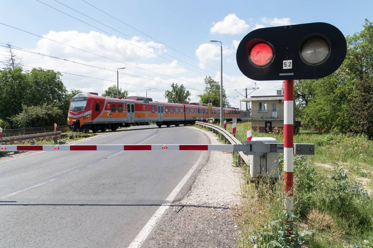 Mężczyzna nagrał jak wchodzi na przejazd kolejowy. Kłótnia z dróżniczką
