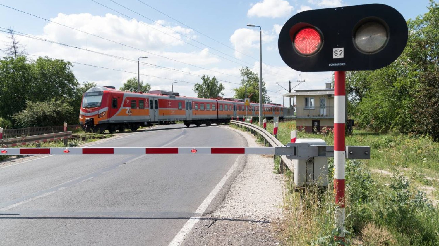 Mężczyzna nagrał jak wchodzi na przejazd kolejowy. Kłótnia z dróżniczką