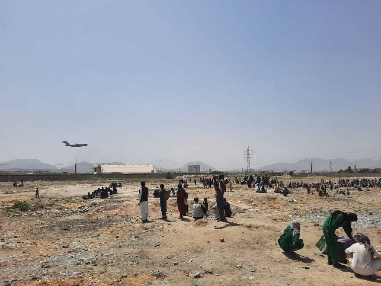 W ostatnim czasie na lotnisku w Kabulu i wokół niego zginęło co najmniej 20 osób.