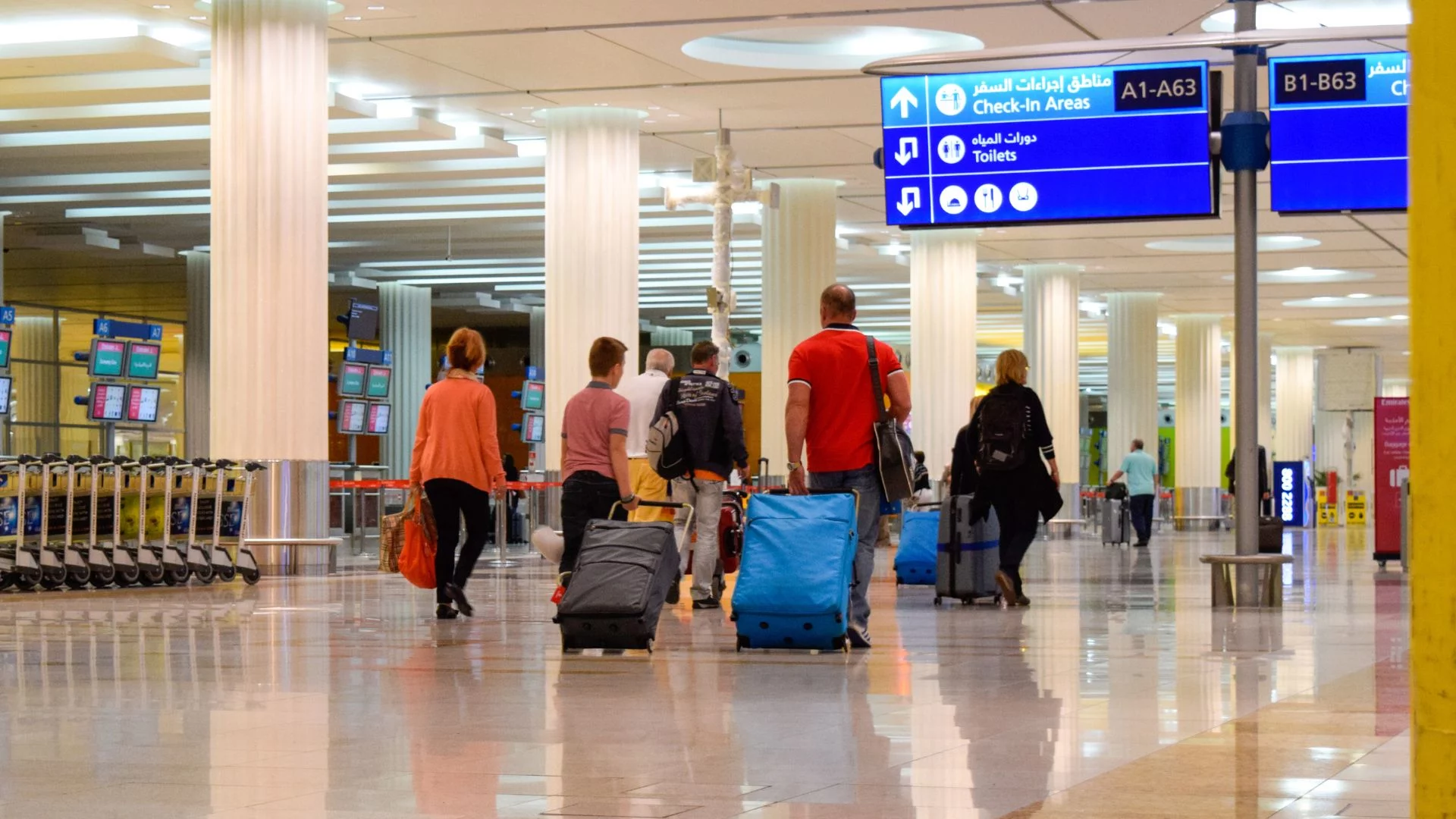 Loty z Dubaju i Abu Dhabi ograniczone. Pierwsze samoloty ruszyły