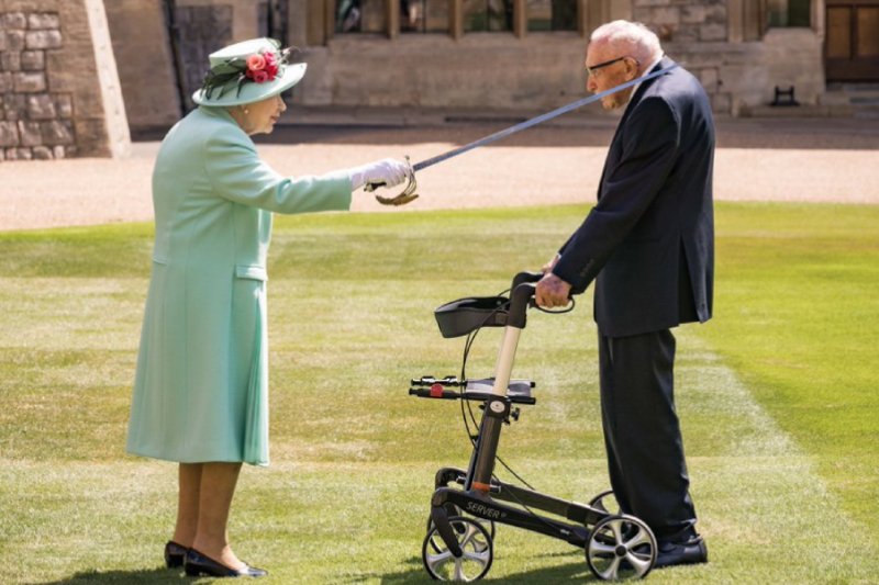 Królowa Elżbieta II nadała tytuł szlachecki Kapitanowi Tomowi Moore'owi.