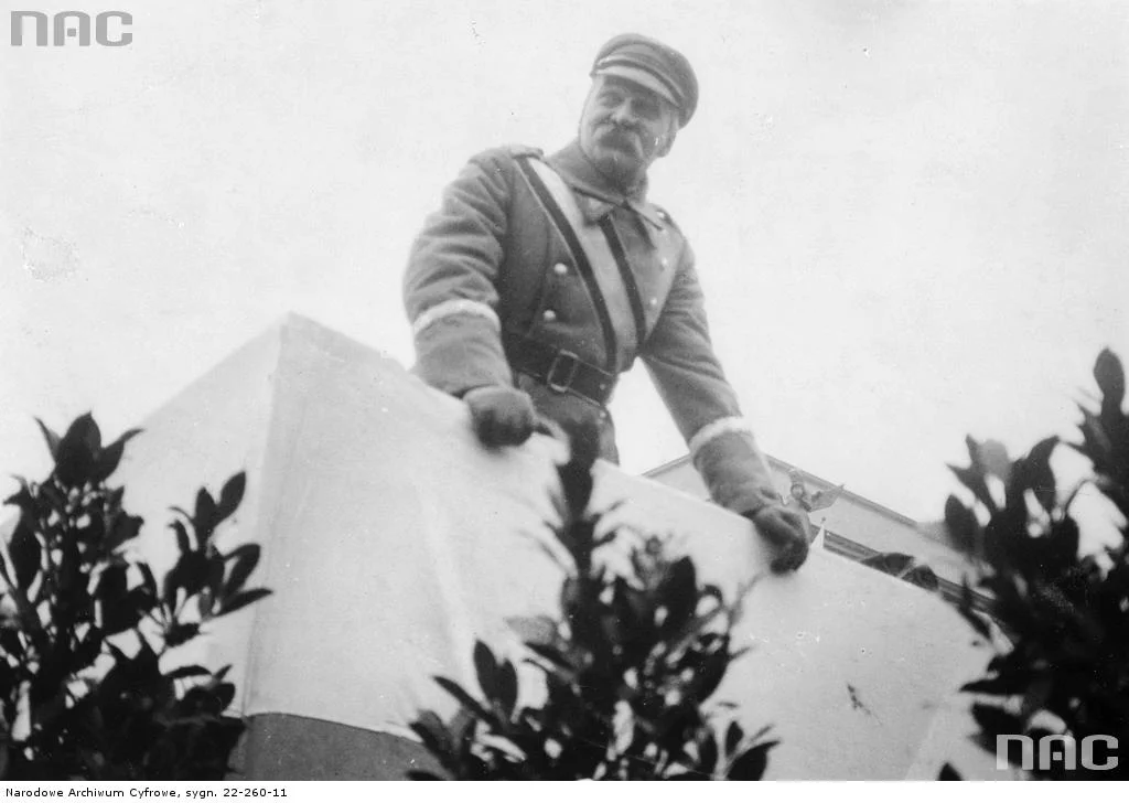 Marszałek Józef Piłsudski na trybunie na placu Saskim podczas defilady. Obchody święta 11 listopada w Warszawie.