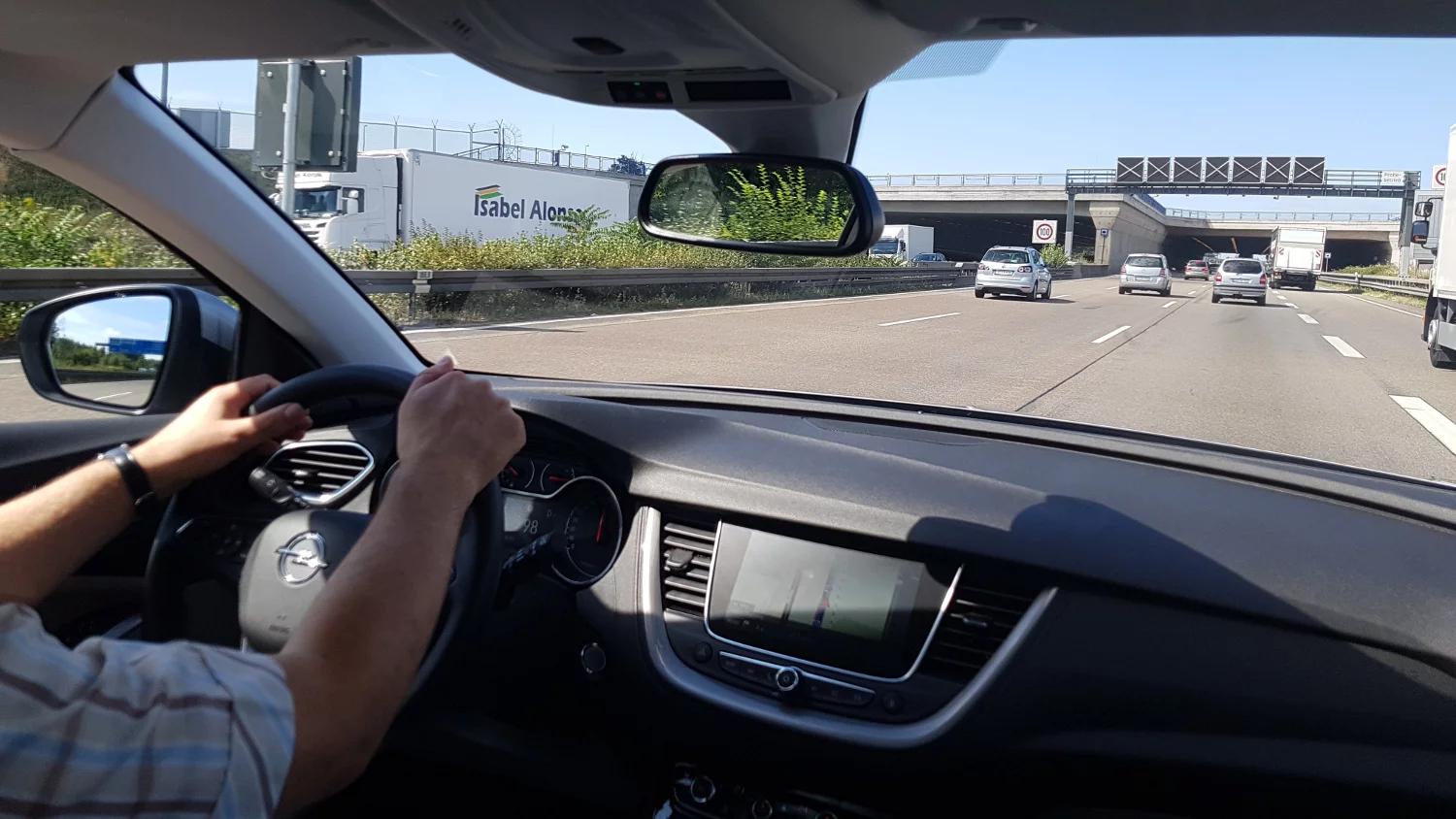Grandland X z dwulitrowym dieslem całkiem sprawnie radzi sobie na autostradzie.