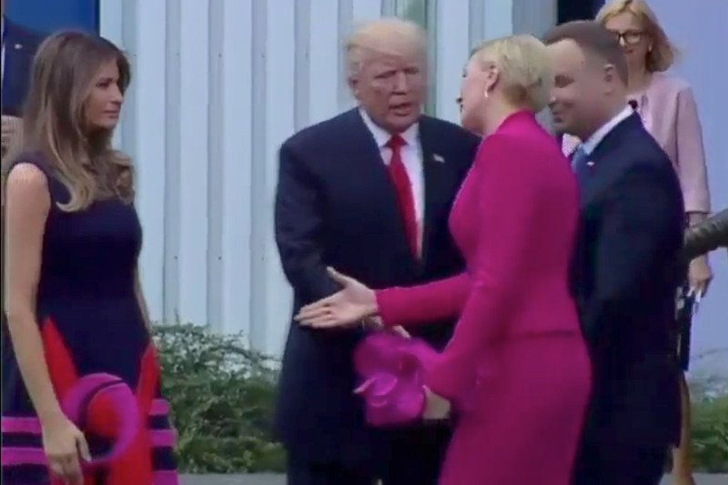 Agata Duda w pierwszej kolejności przywitała się z Melanią Trump ignorując wyciągniętą do niej dłoń prezydenta USA.