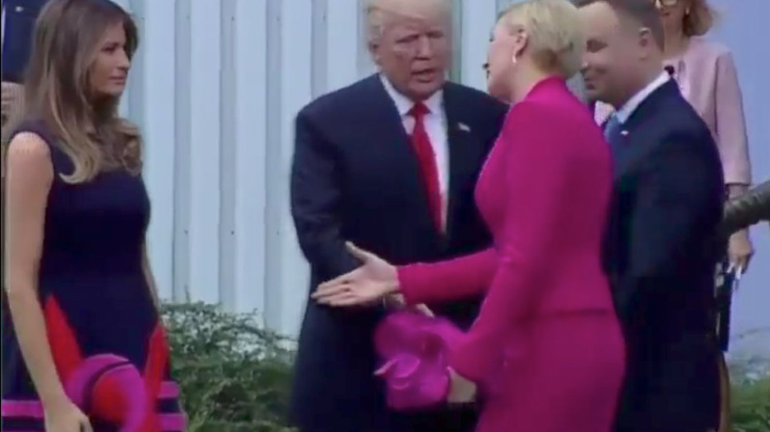 Agata Duda w pierwszej kolejności przywitała się z Melanią Trump ignorując wyciągniętą do niej dłoń prezydenta USA.