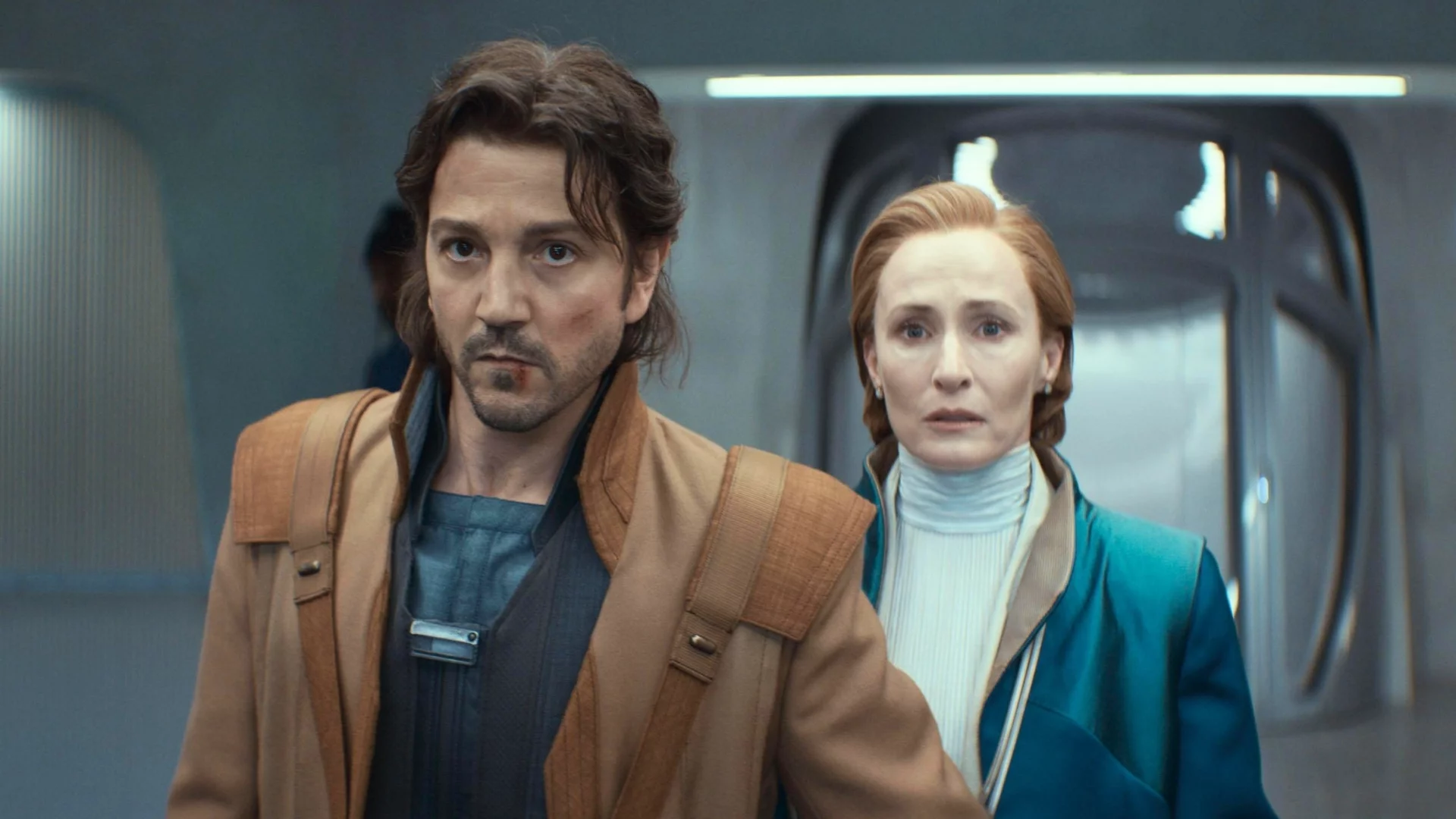 Diego Luna i Genevieve O'Reilly w 2. sezonie serialu "Andor"