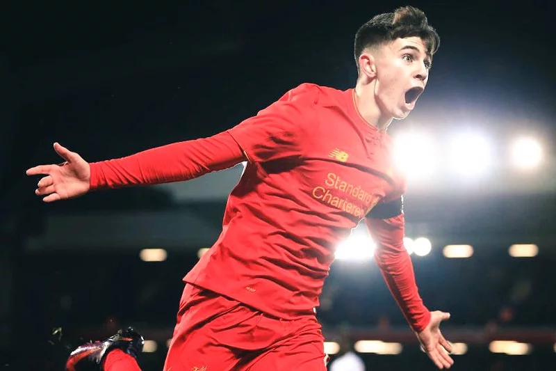 Ben Woodburn cieszy się ze zdobytej bramki w meczu Pucharu Anglii. Tym wyczynem zapisał się w historii Liverpoolu jako najmłodszy strzelec gola.
