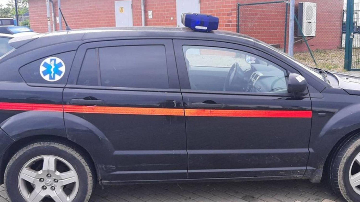 W samochodzie stylizowanym na kartkę przemycano nielegalnych imigrantów