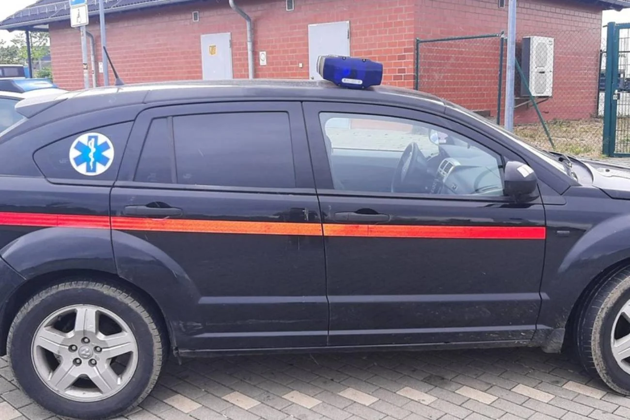 W samochodzie stylizowanym na kartkę przemycano nielegalnych imigrantów