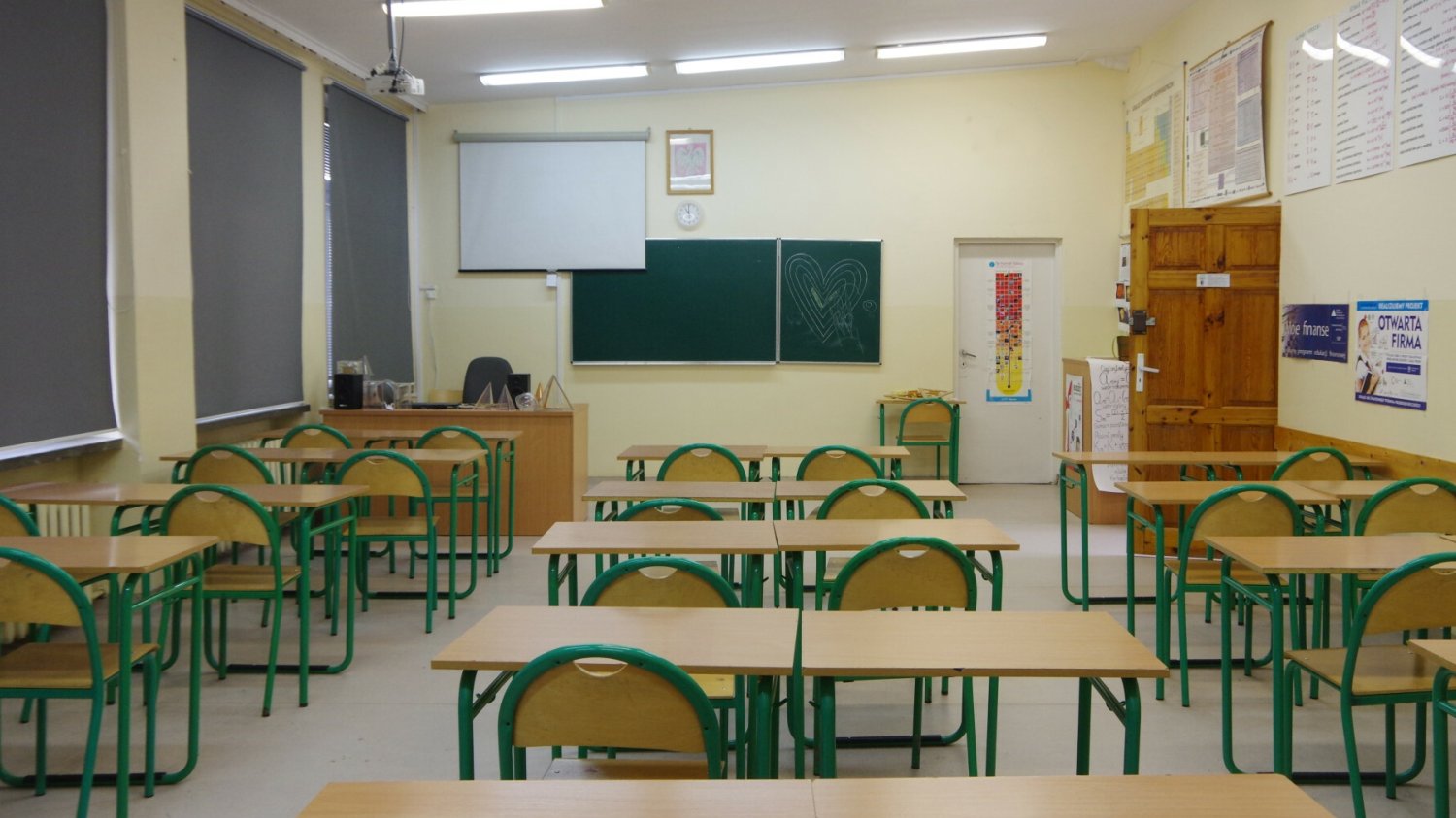 Do szkoły w Mokrem wtargnęło trzech mężczyzn.