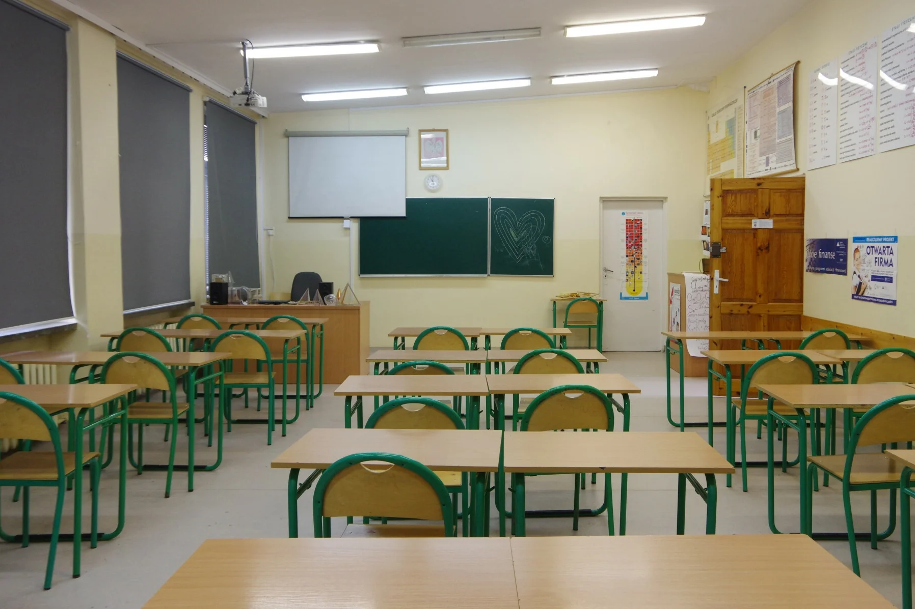 Do szkoły w Mokrem wtargnęło trzech mężczyzn.