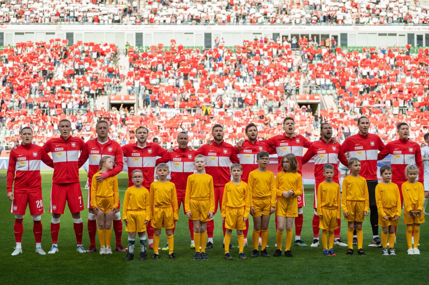 Kamil Glik mocno przytula dziewczynkę, która wystraszyła się hałasu na wrocławskim stadionie przez meczem z Walią