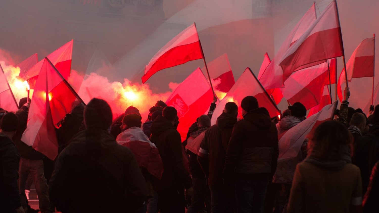 Marsz Niepodległości idzie ulicami stolicy.
