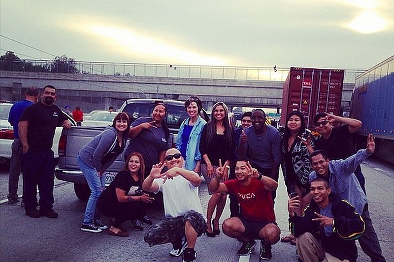 Selfie z samobójcą w tle. Mieszkańcy Los Angeles uznali, że to właściwy sposób na zabicie czasu w korku...