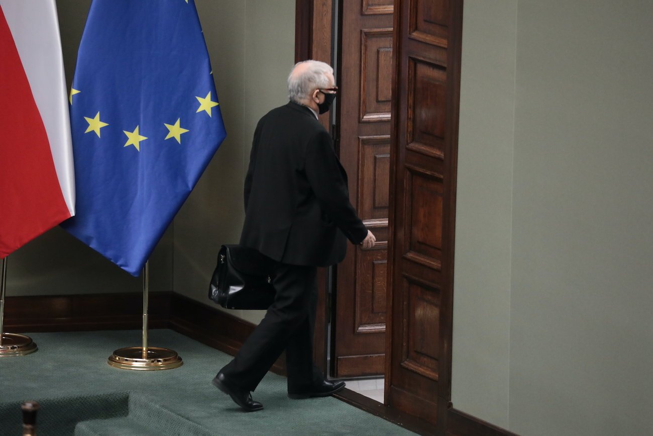 11 sierpnia. Jarosław Kaczyński wychodzi po głosowaniu ws. odroczenia obrad (a więc i głosowania nad projektem anty–TVN) przegranym przez PiS. Zostało ono unieważnione i powtórzone z wynikiem korzystnym dla partii rządzącej.