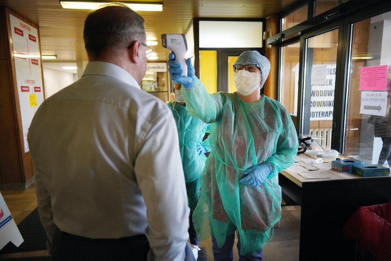 Nowy objaw zakażenia koronawirusem to zapalenie spojówek.