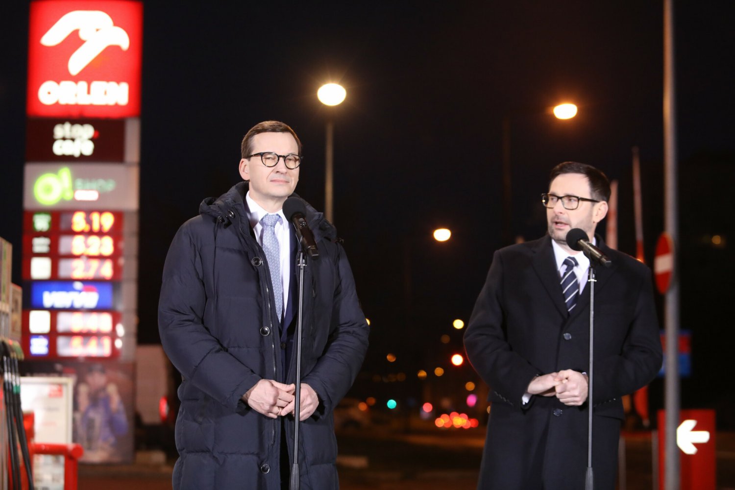 Mateusz Morawiecki i Daniel Obajtek na stacji Orlenu. Zdjęcie z 1 lutego 2022 r.