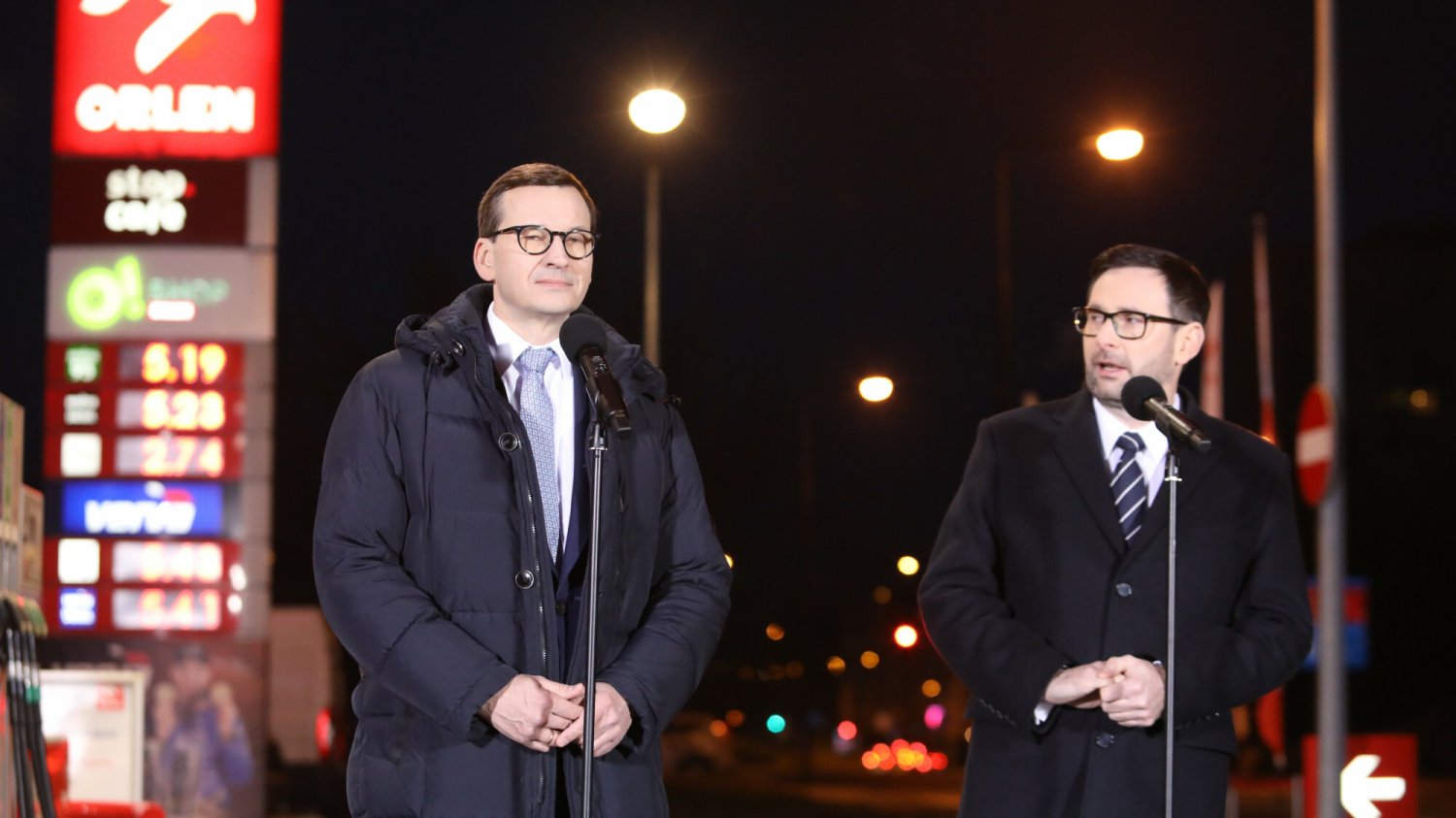 Mateusz Morawiecki i Daniel Obajtek na stacji Orlenu. Zdjęcie z 1 lutego 2022 r.