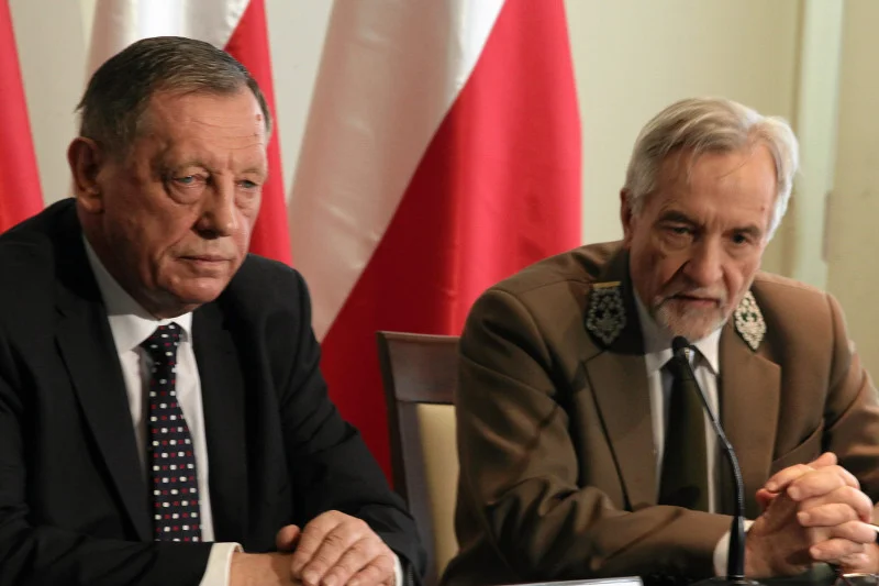 Minister Jan Szyszko i Dyrektor Generalny Lasów Państwowych Konrad Tomaszewski podczas konferencji prasowej pt. " Program działań na rzecz Puszczy Białowieskiej "
