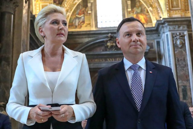 Andrzej i Agata Dudowie wzięli udział w uroczystościach przy grobie Jana Pawła II w Watykanie.