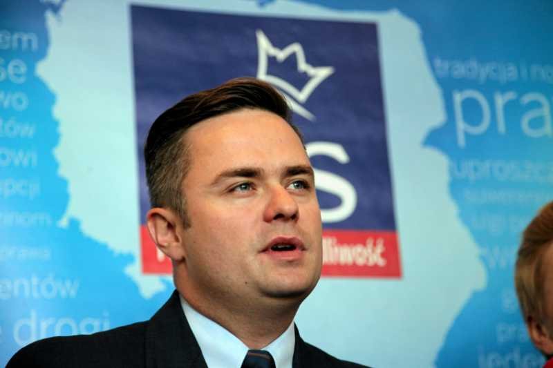 Bronisław Komorowski pozywa Adama Hofmana w trybie wyborczym.