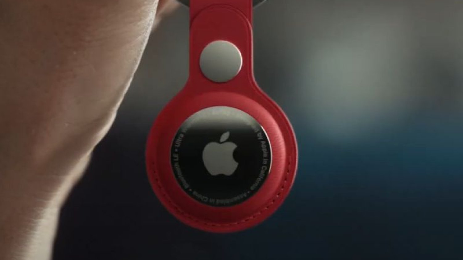 AirTagi to małe okrągłe znaczniki od Apple umożliwiające lokalizację przedmiotów dzięki łączności Bluetooth.