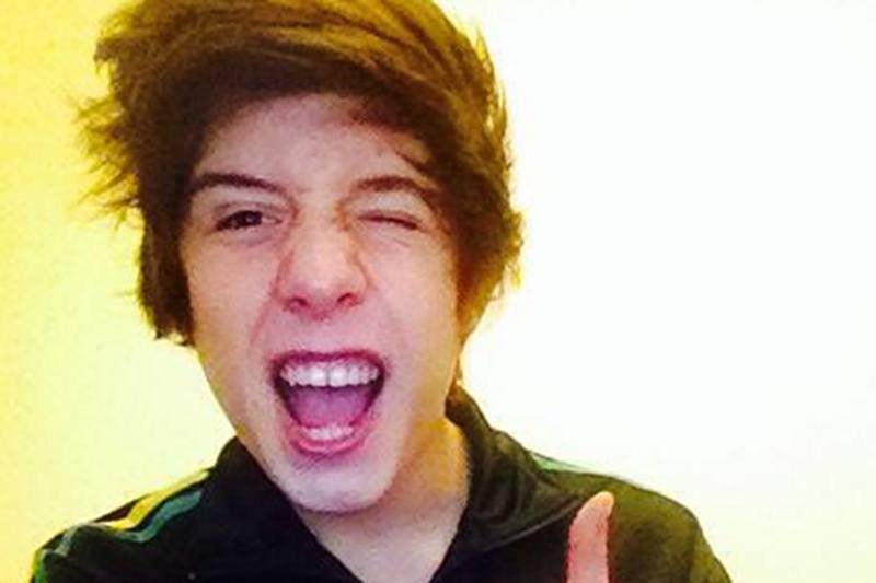 Dawid Kwiatkowski uwielbia robić sobie uśmiechnięte zdjęcia, które później wrzuca do internetu.