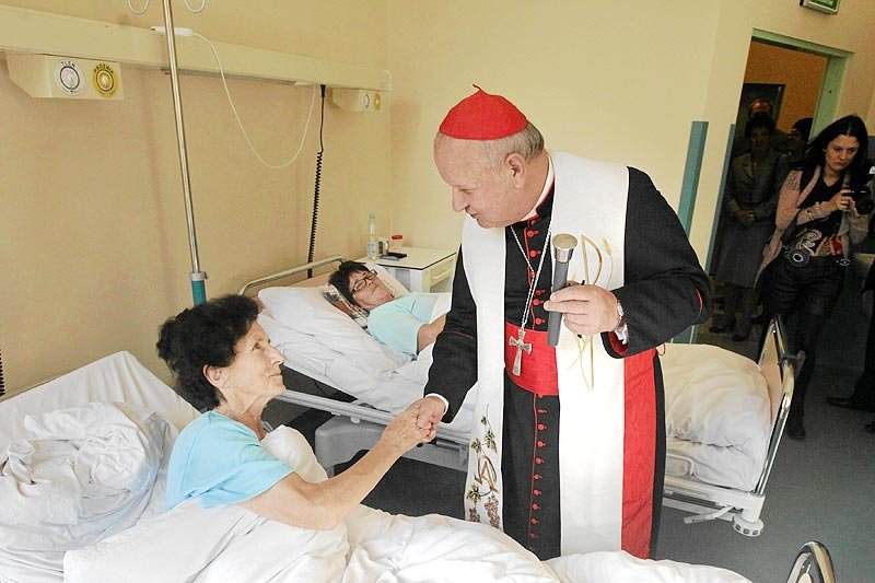 Kard. Stanisław Dziwisz odwiedzający chorych. Religia może pomagać nie gorzej, niż niektóre leki?