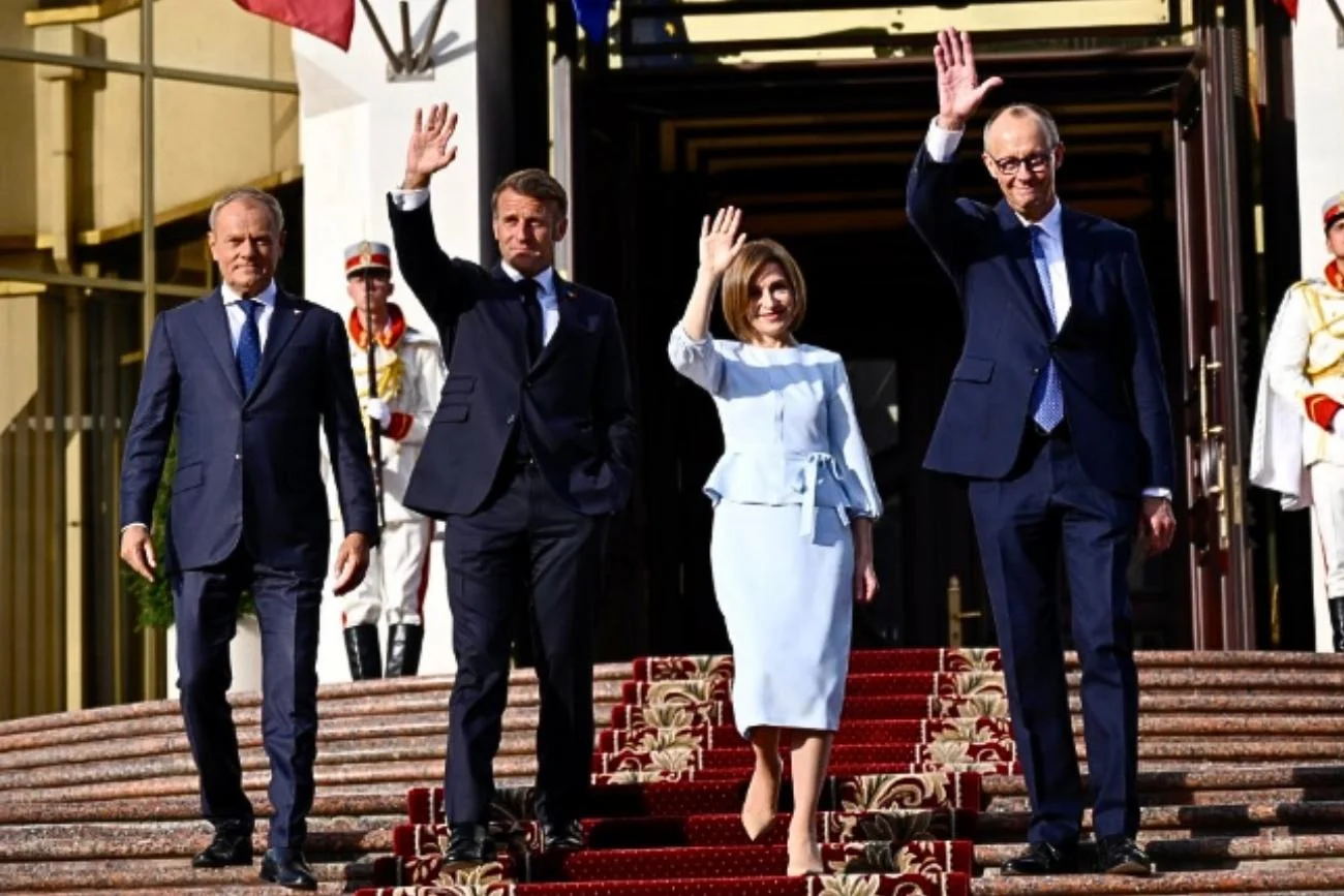 Tusk, Merz, Macron niczym "trzej muszkieterowie". Tyle że niepopularni.