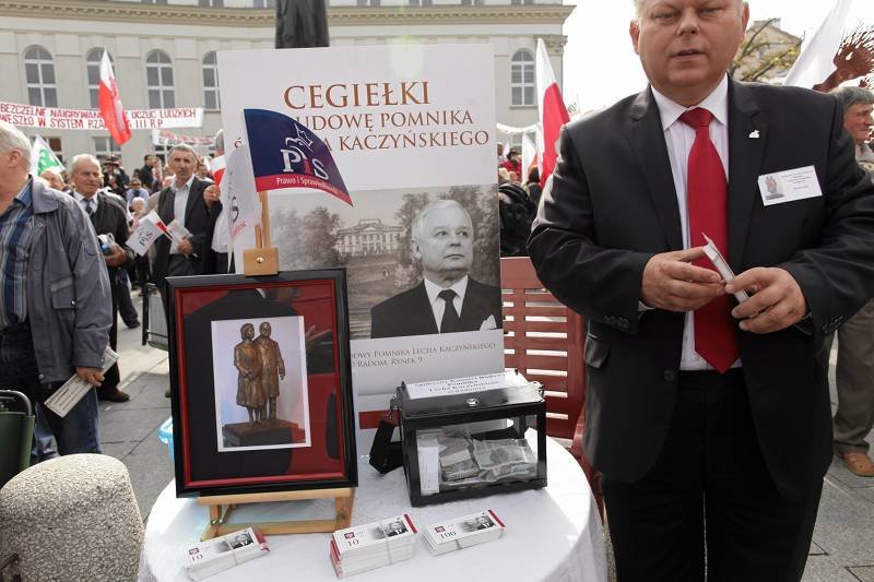 Poseł PiS Marek Suski z cegiełkami na budowę pomnika Lecha Kaczyńskiego