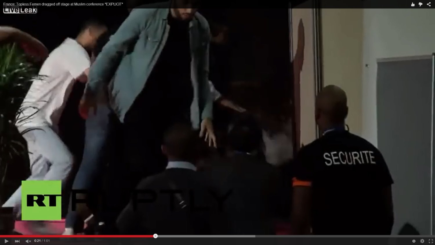 Grupa muzułmanów kopie feministkę z Femenu. Pontoise, Francja, publiczna konferencja...