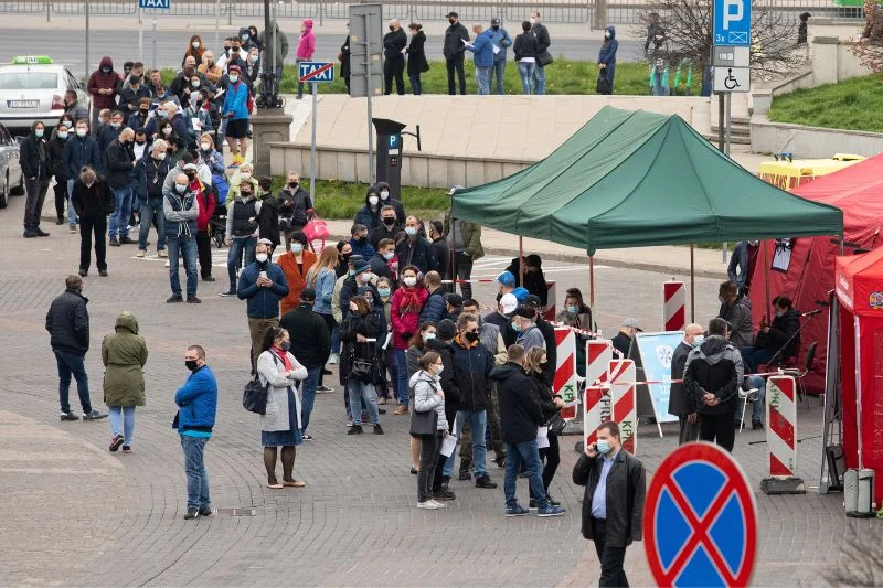 Kolejka przed mobilnym punktem szczepień w Lublinie.