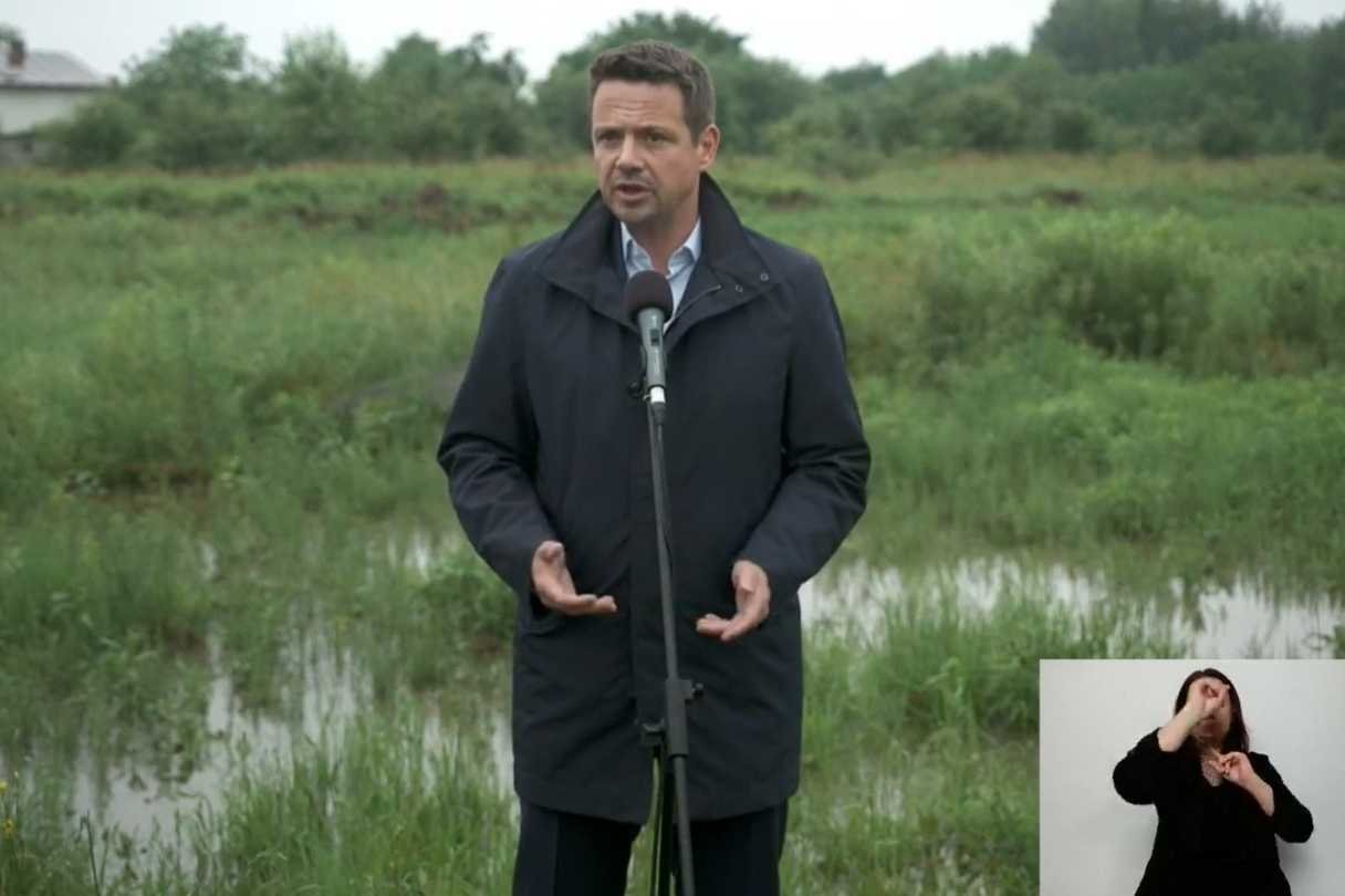 Rafał Trzaskowski na konferencji w szczerym polu w Rzeszowie pokazał klęskę programu PiS Mieszkanie Plus. Rafał Trzaskowski wystąpił w szczerym polu w Rzeszowie, gdzie miały powstać mieszkania w ramach programu Mieszkanie Plus.