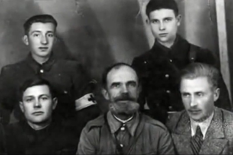 Dowództwo samoobrony Przebraża. Komendant Cybulski w dolnym rzędzie, pierwszy z prawej.