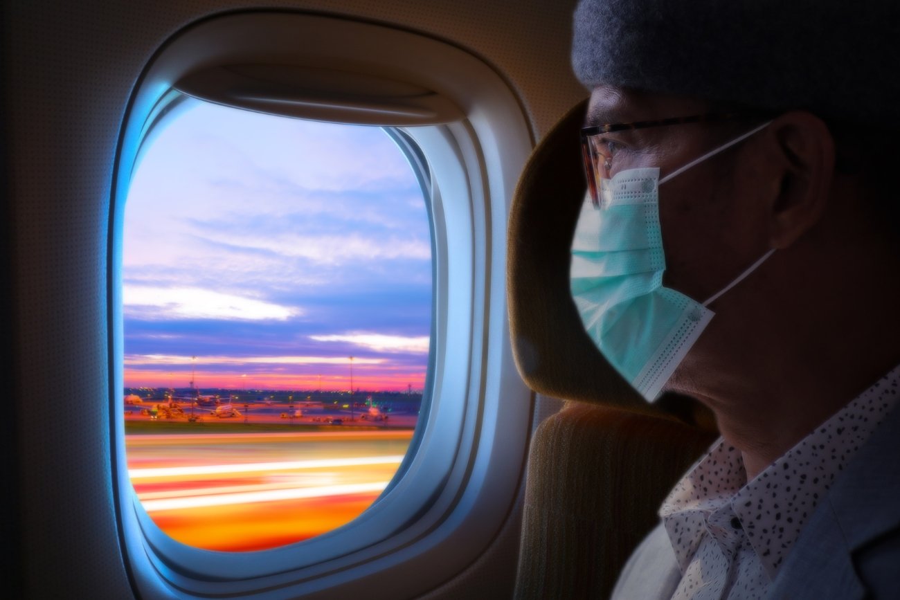 Czy do samolotów powróci nakaz noszenia maseczek?