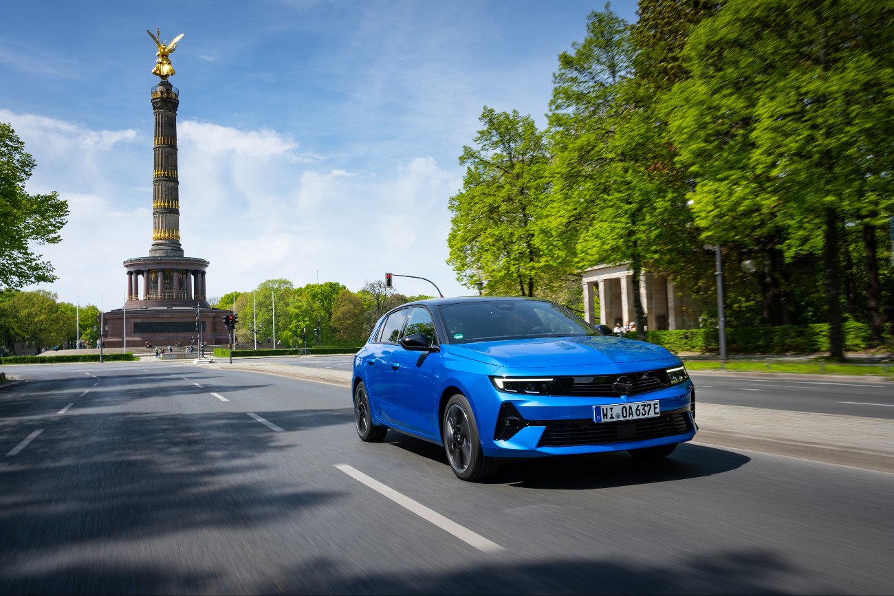 Opel ma elektryzującą propozycję i do miasta, i w trasę. Proszę państwa, oto "zielona" Astra