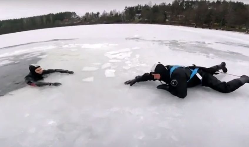 Jak uratować człowieka, pod którym załamał się lód? Ratownicy WOPR tłumaczą Jak uratować człowieka, pod którym załamał się lód? Ratownicy WOPR tłumaczą