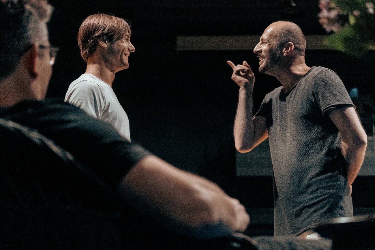 Zdjęcia z próby sytuacyjnej "KOŃCA CZERWONEGO CZŁOWIEKA". Autor: Robert Jaworski