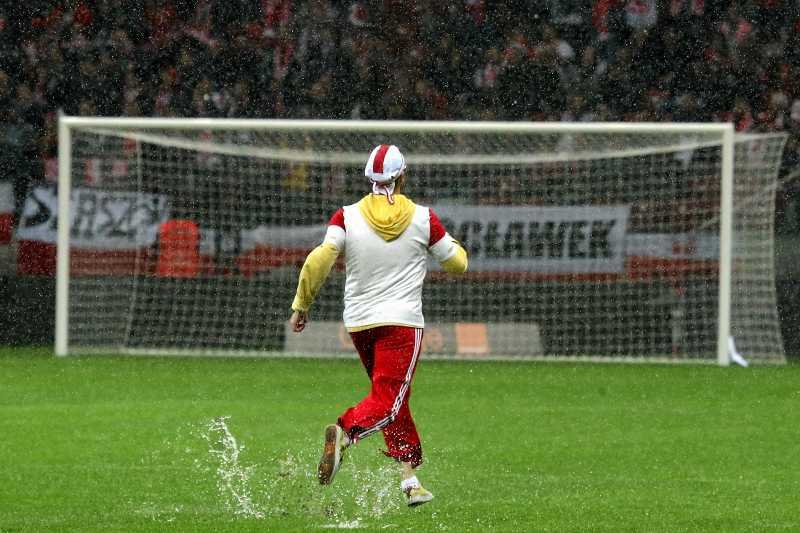 Adam Dziewulak na Stadionie Narodowym. Jego sprawę umorzono na rok